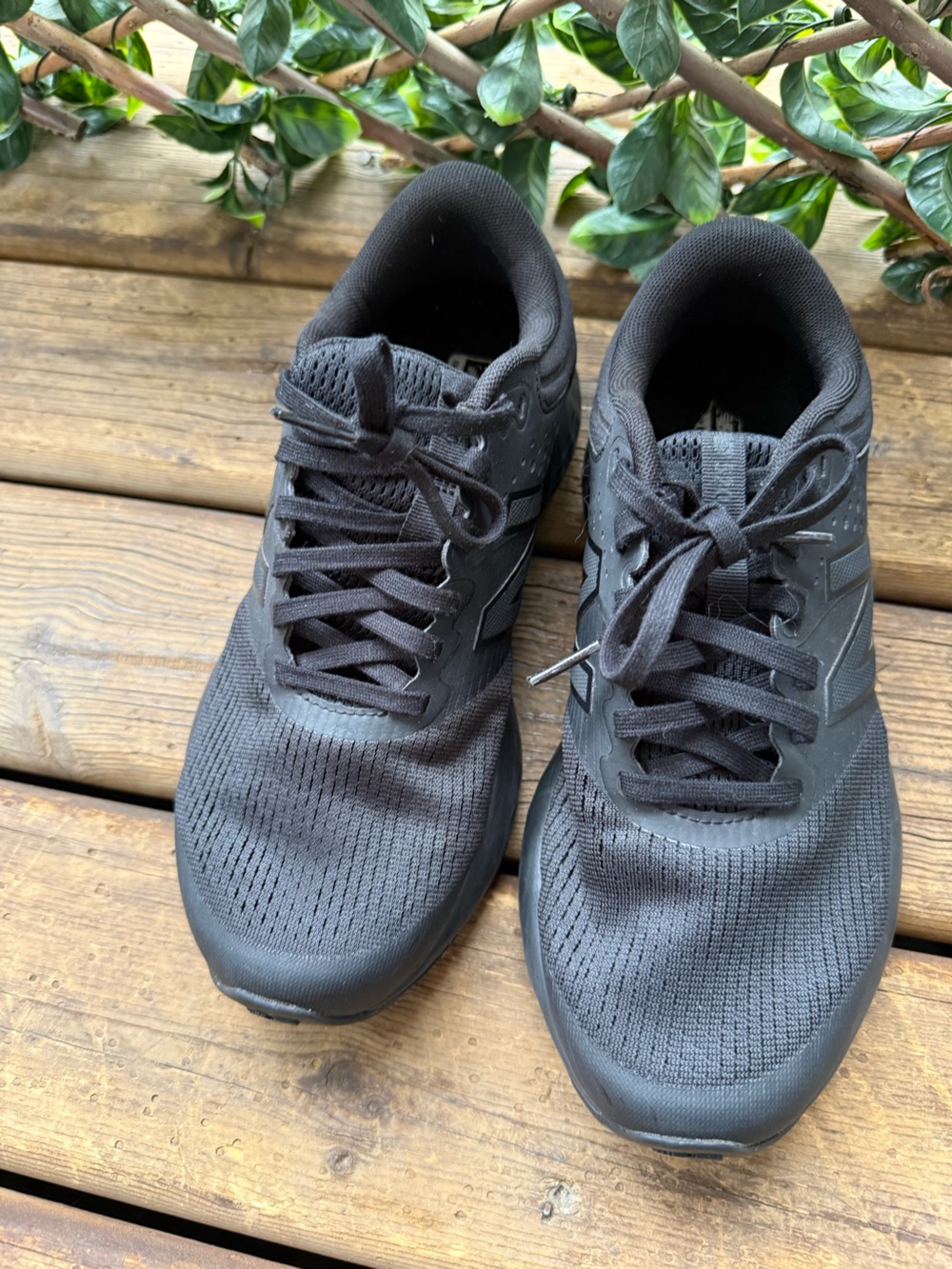 New Balance 520 Women's All-Black Lightweight Athletic Sneakers